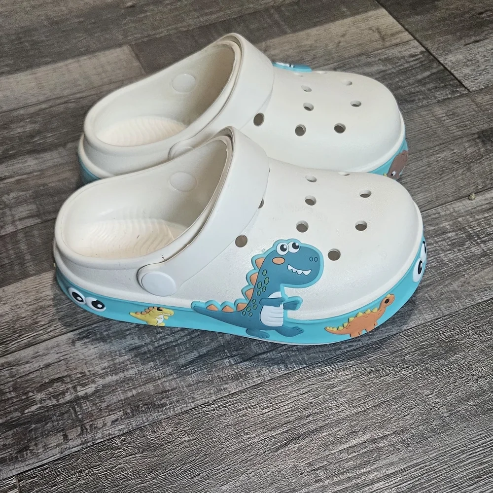 🩷Kids Dinosaurs Clogs‎ Size 2❤️